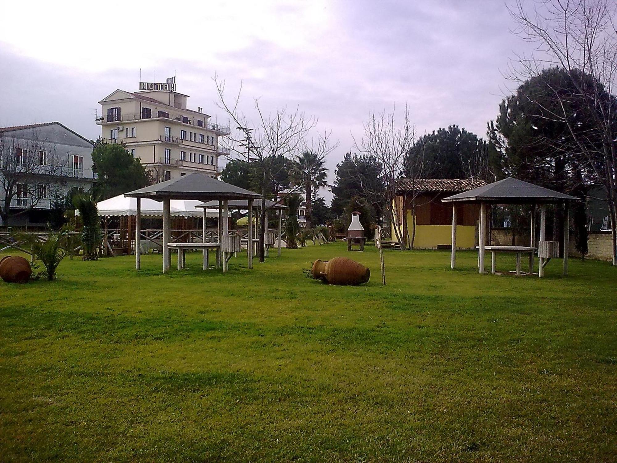 Hotel La Rotonda Cepagatti Екстериор снимка